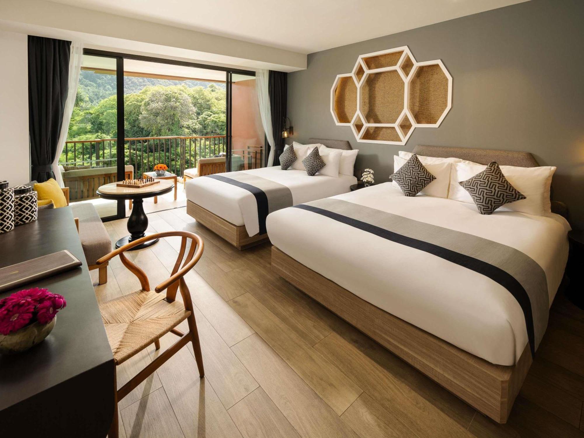 Deluxe Family Room, Mountain View, 1 King Bed and 1 Queen Bed, Balcony